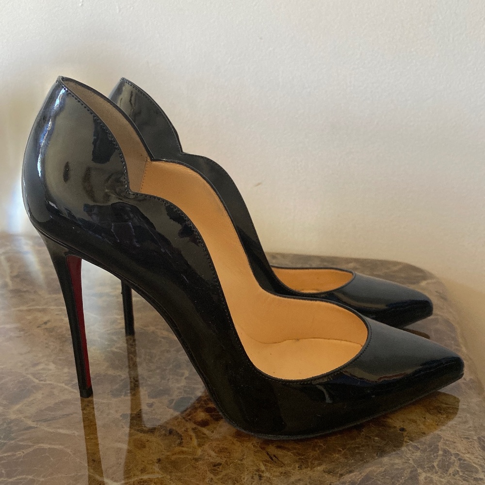 Authentic  Christian Louboutin Hot Chick Scallop Pump 39